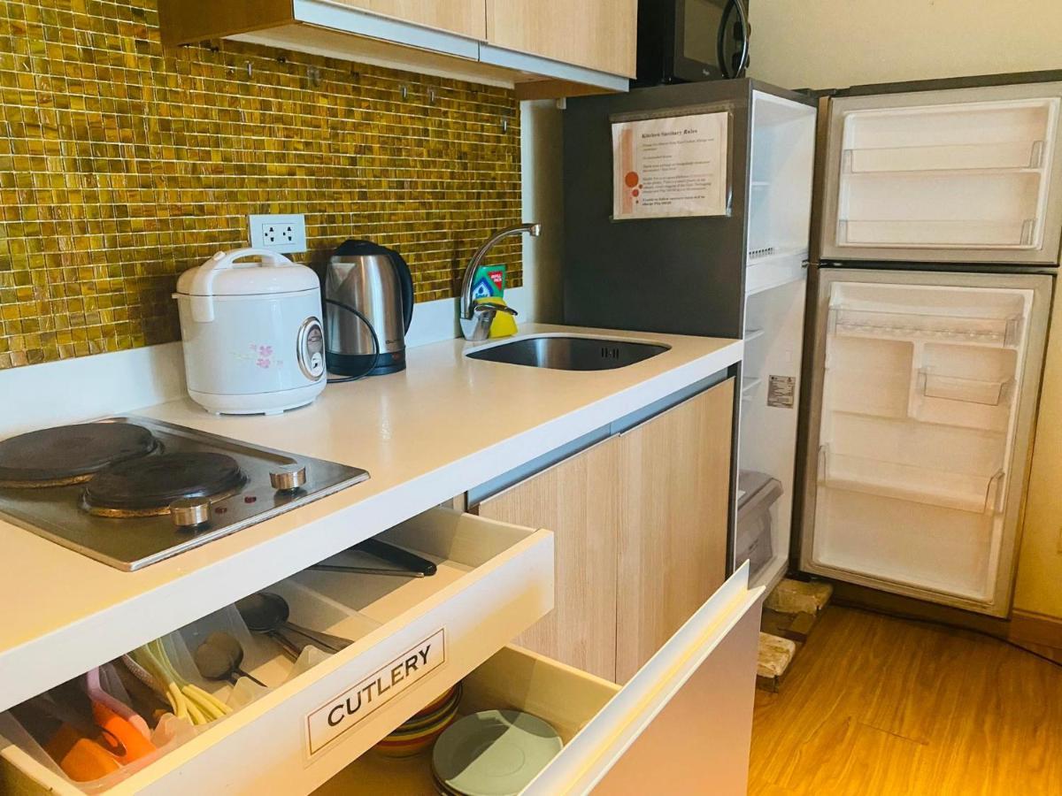 Azure A8 Near Sm Mall/airport +free Wifi Apartment Manila